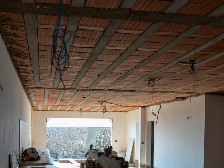 Forro em obra com a fiação elétrica aparente antes do fechamento